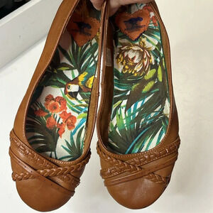 Imperfect Rocket Dog flats size 7.5 neutral flats criss cross front braided